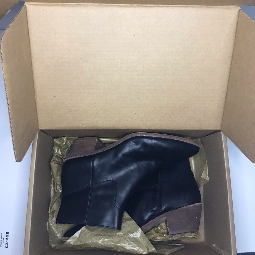 Boots - Picture 3 of 9